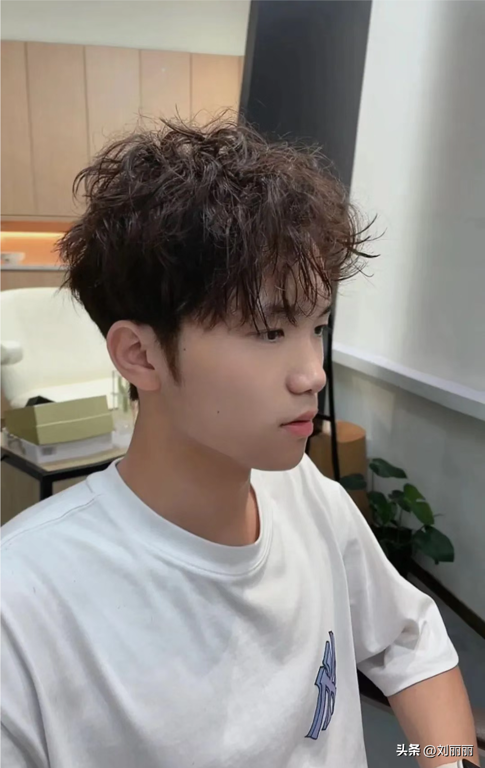 做帅哥有什么好处(最有型的男士发型,简单时尚真精神,剪完就是帅)