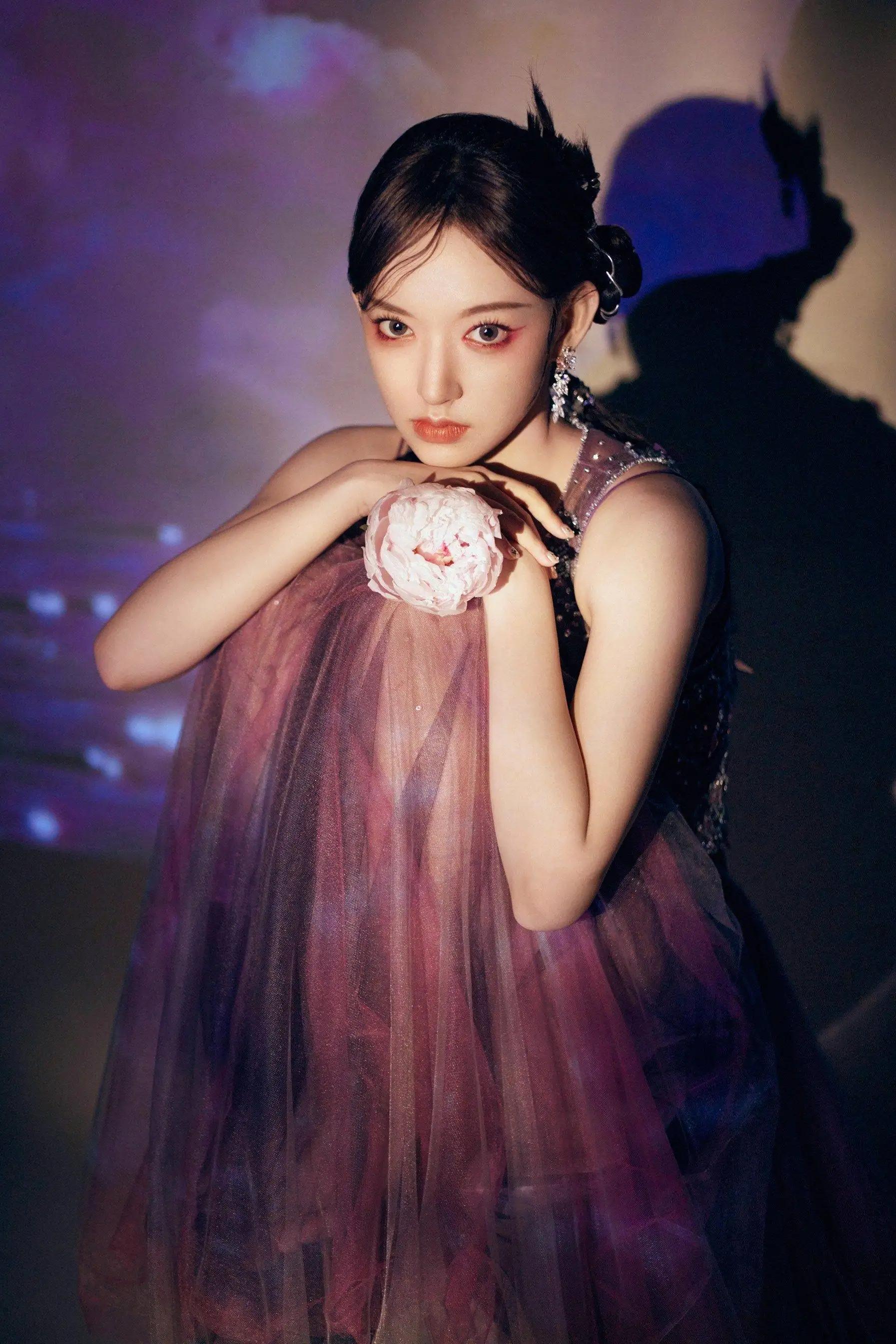 程潇长裙优美舞台照