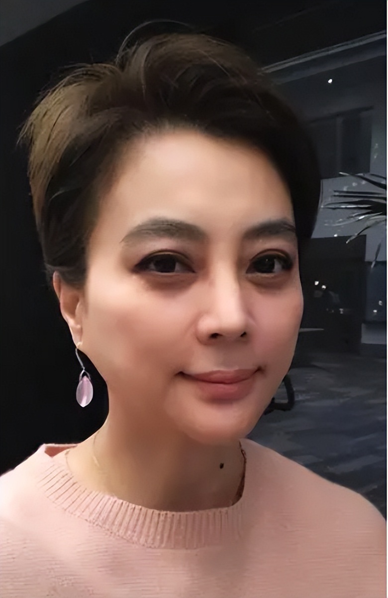 26岁离婚，34岁二婚嫁给犹太富商却两个月见一次面，李玲玉如何了