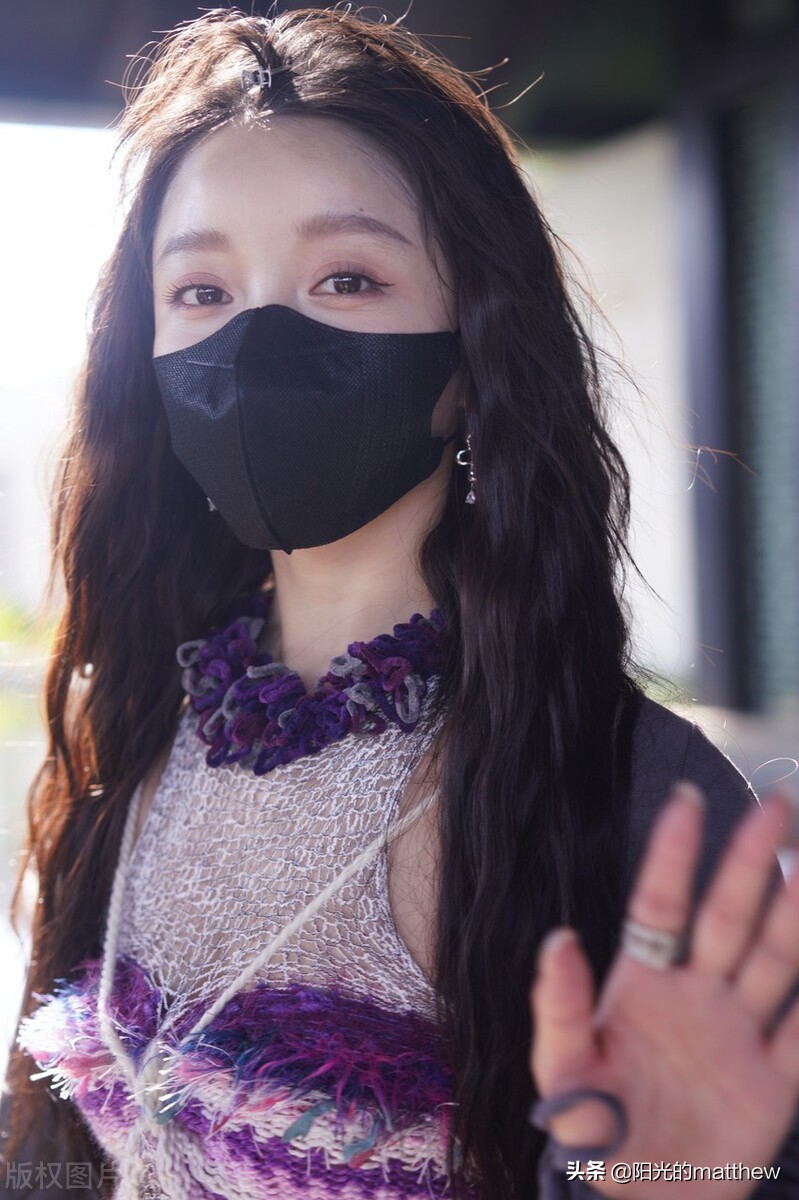 街拍：姜贞羽长发飘逸时尚亮丽，遇粉丝热情打招呼