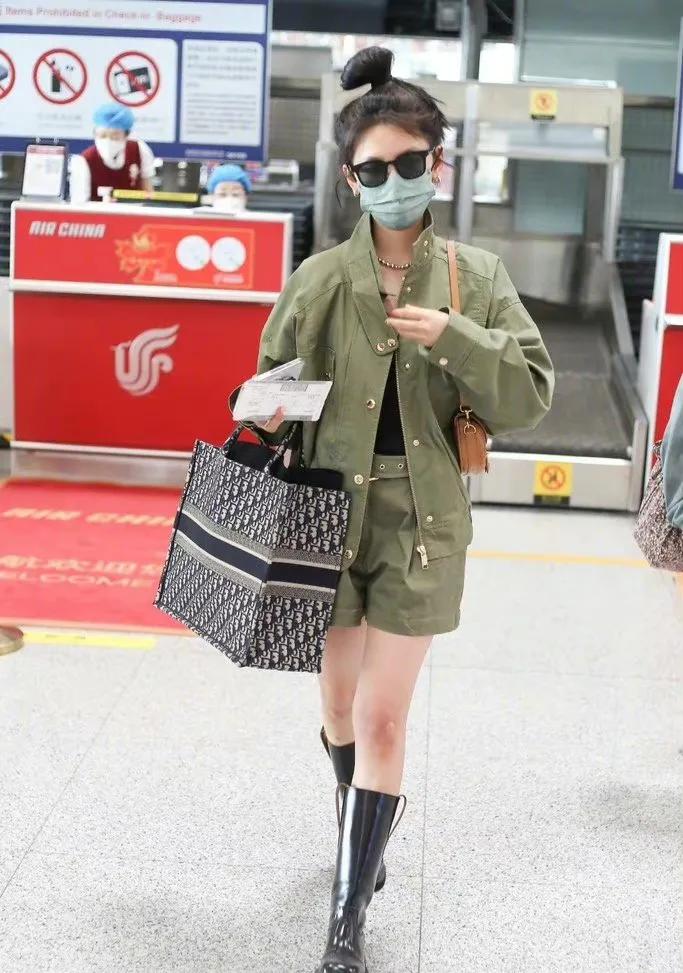 章若楠机场私服秀，军绿色套装，扎着独有的丸子头，又潮又可爱