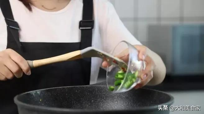 超级好吃的剁椒鸡蛋 做法简单光是看着就觉得好下饭