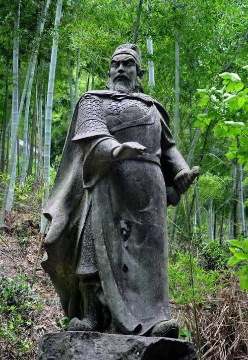 满城尽带黄金甲 黄巢《咏菊》 - 促十二百科