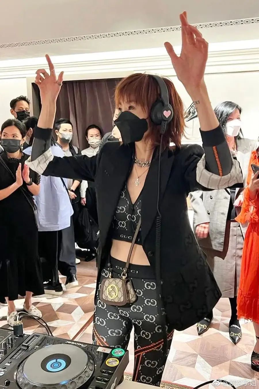 58岁张曼玉近照刷屏，独居贫民区：不结婚不生子，活得又飒又爽