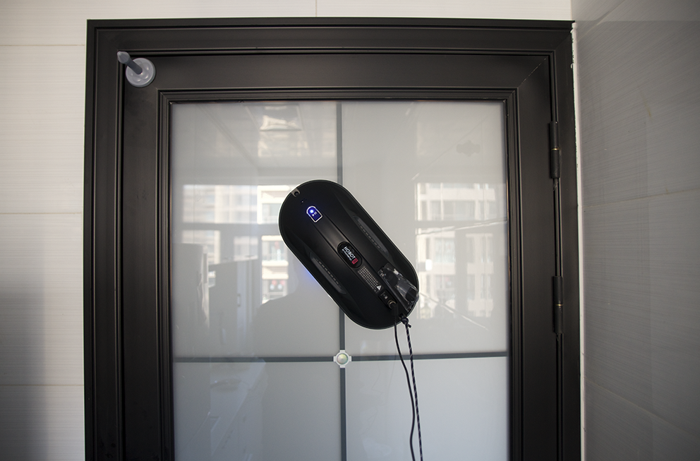 媳妇开始嫉妒我，原来是因为它？玻妞388擦玻璃机器人体验有感