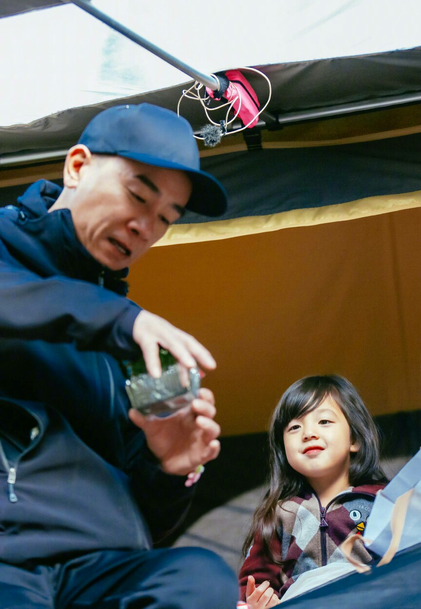 刘畊宏晒爸爸5聚会照，春哥一手抱Jasper一手抱小泡芙，笑容满足