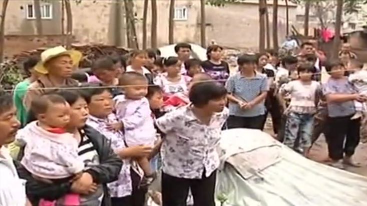 2010年，河南18岁少女“工地”搬水泥赚学费，家里穷的盐都买不起