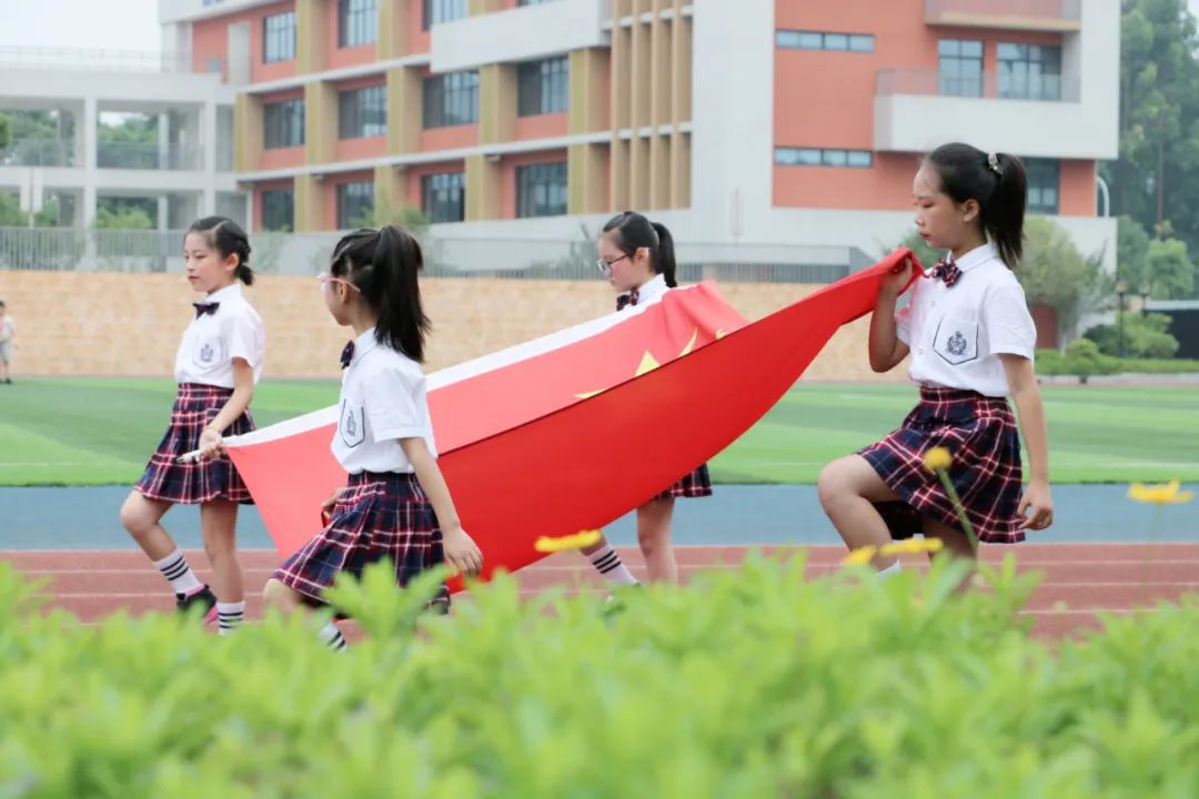 成都市双流区实验小学外国语学校兰花中队进行升旗仪式班级展示
