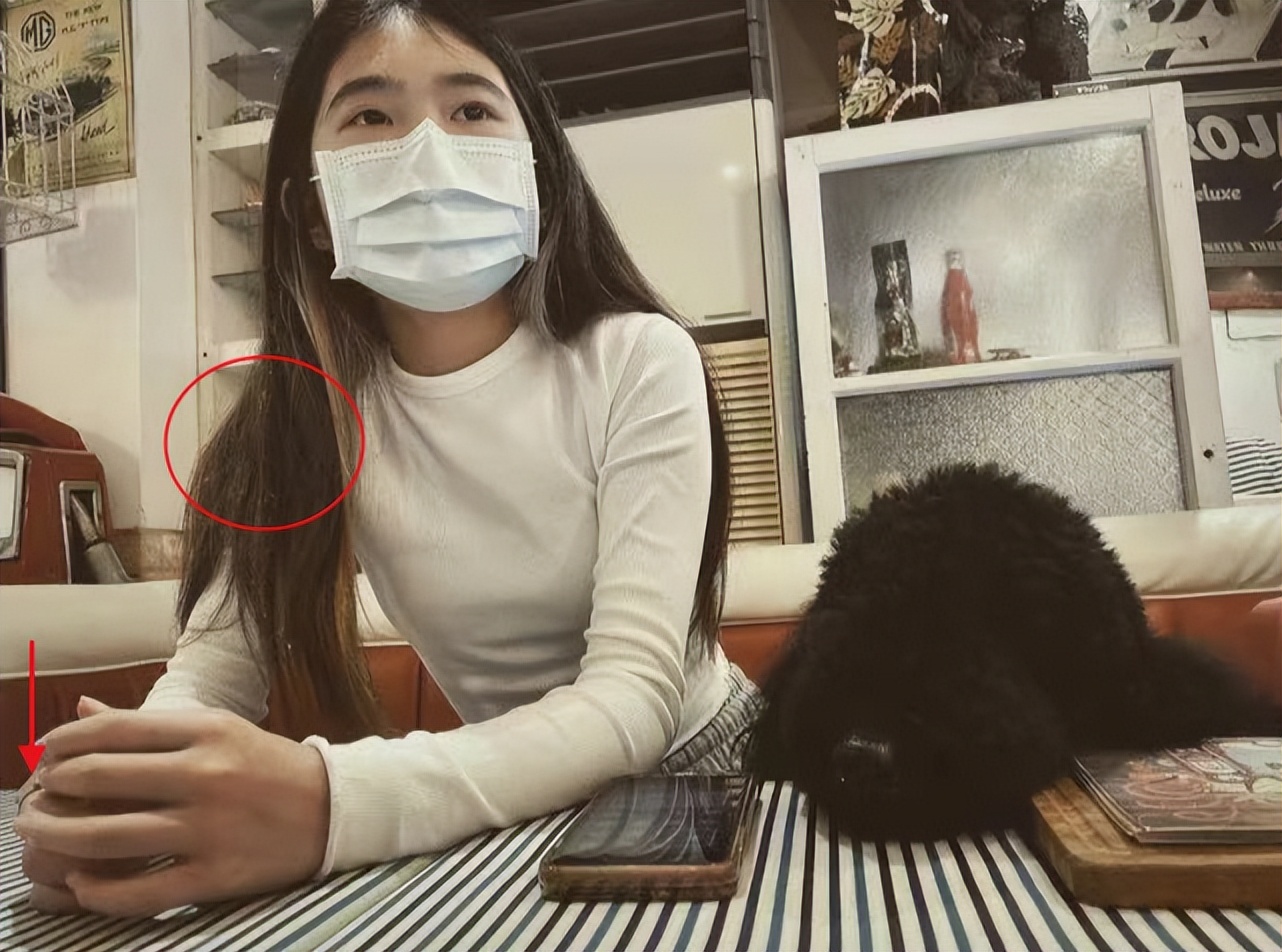 曹格11岁女儿近照曝光，染发戴戒指还化妆颜值加分，气质却遭吐槽