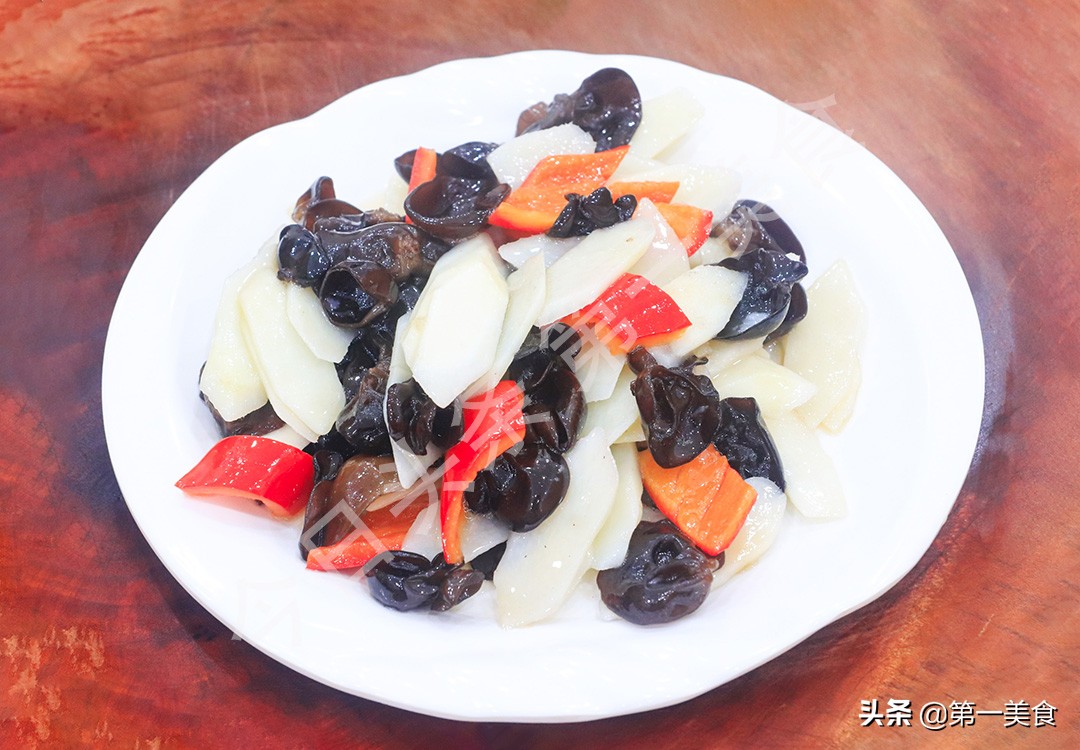 冬季天寒地冻，容易滑倒，推荐多吃这5种“高钙”食物，强筋健骨