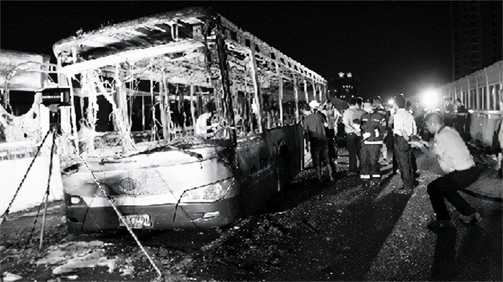 1981年厦门公交车爆炸案，警方怀疑凶手在车上，13个月后真相大白