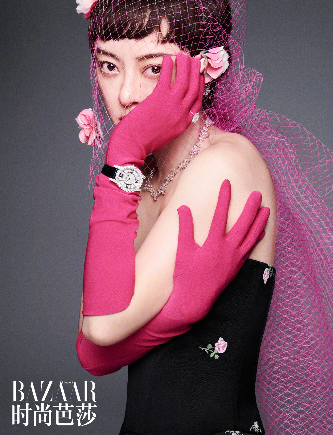 孙俪登时尚芭莎开年刊,紫色抹胸气场强大,眼神全是戏