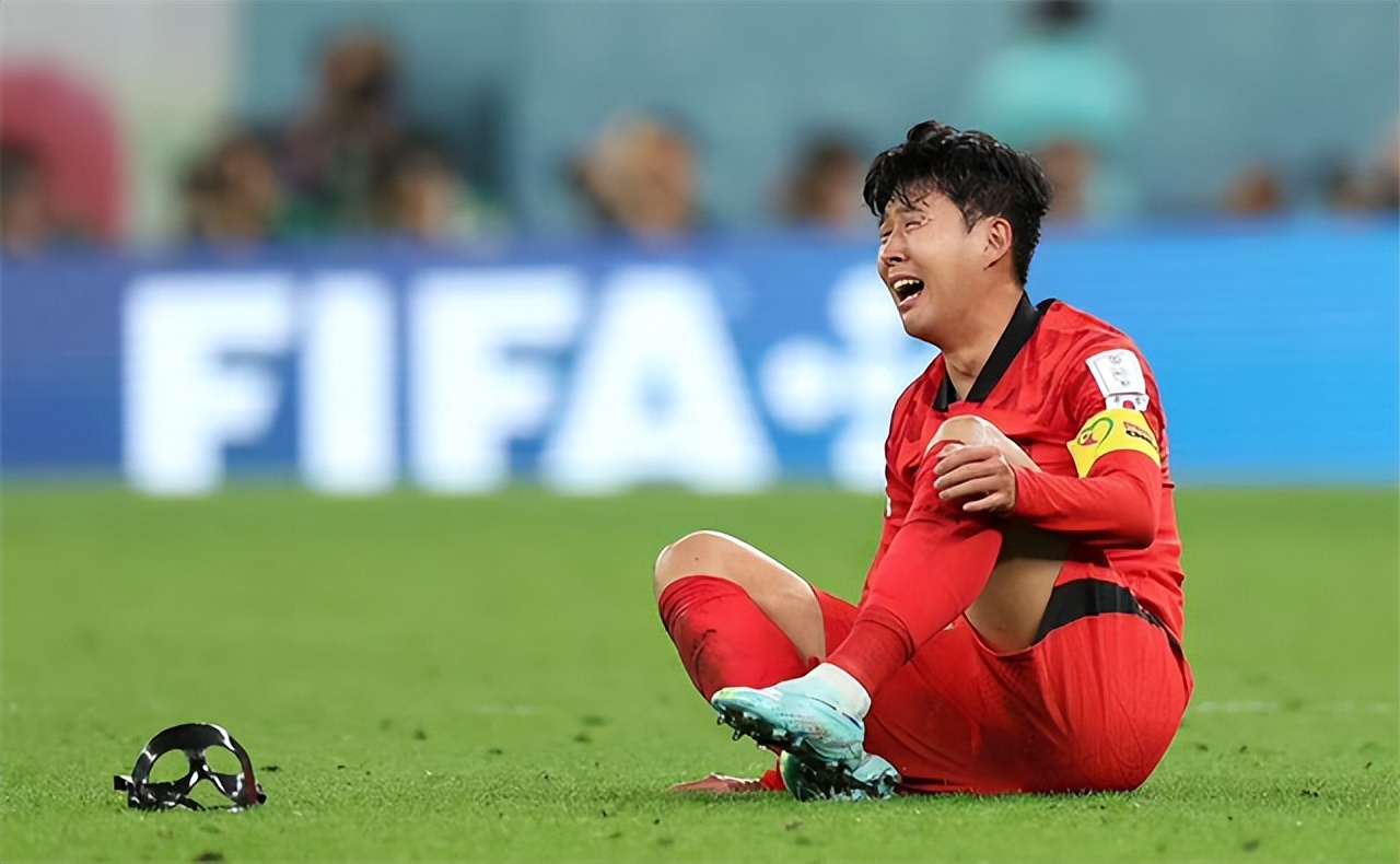 世界杯出现黑哨！裁判漏判2点球，韩国获利晋级，孙兴慜喜极而泣