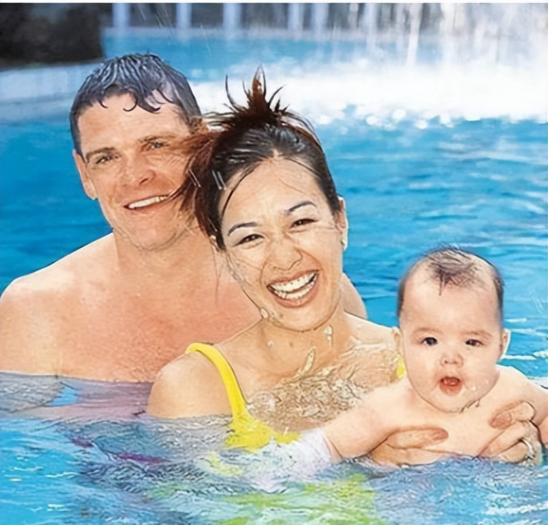 然而这段婚姻仅仅维持了四年便结束,随后钟丽缇又嫁给台湾音乐人严铮.