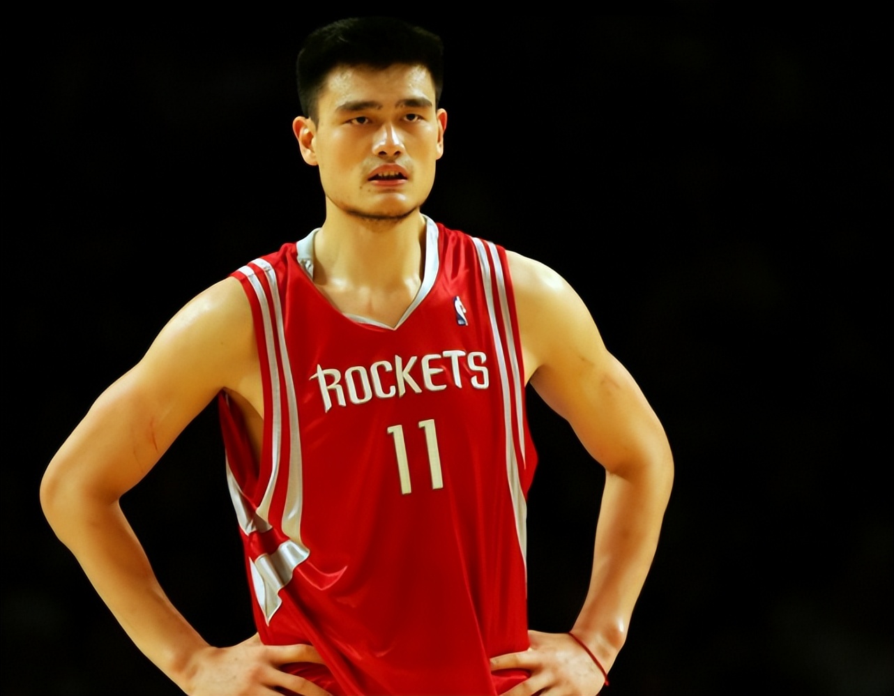 nba为什么中锋防后卫(单论天赋，NBA新世纪后前5都有谁？姚明垫底 魔兽屈居第2)