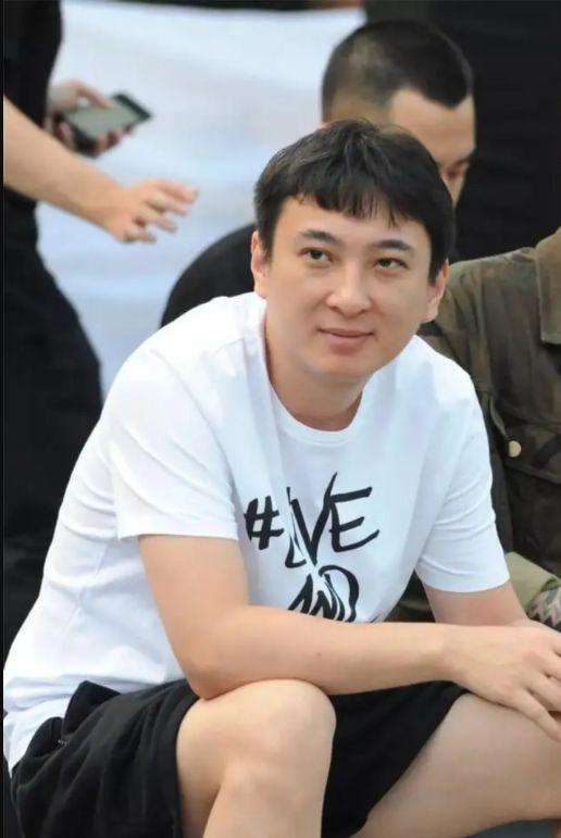 王思聪乘私人飞机带一群网红购物!新女友前凸后翘,高颜值吸睛