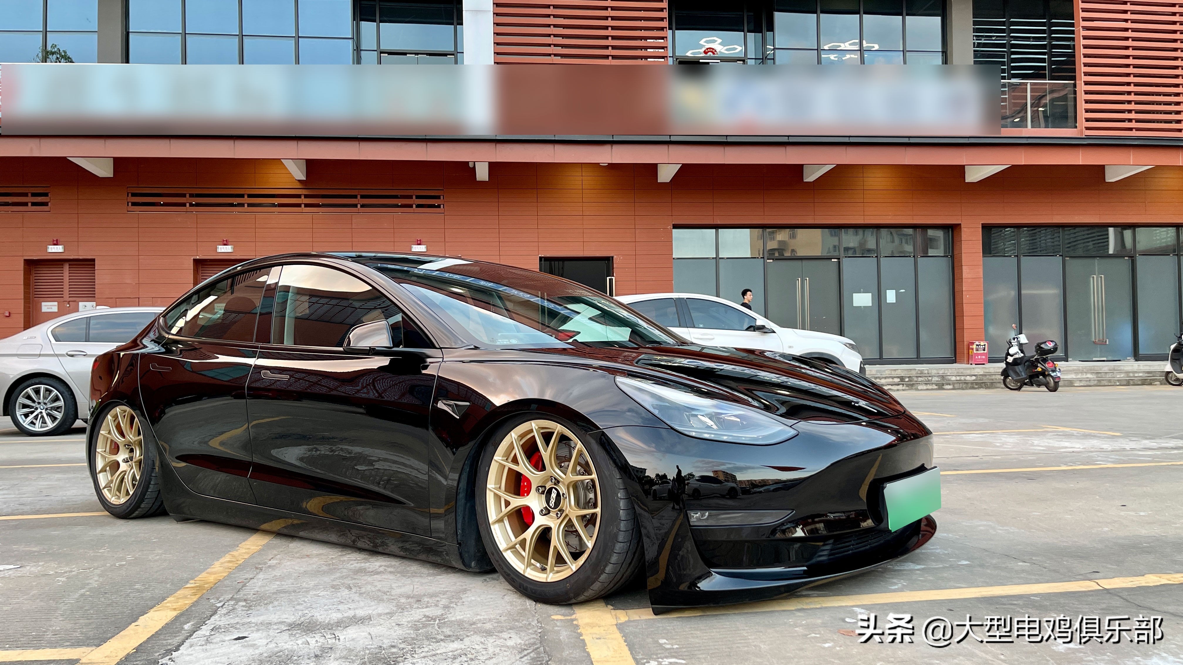 黑色特斯拉model3 | 改装气动避震&金色锻造轮毂