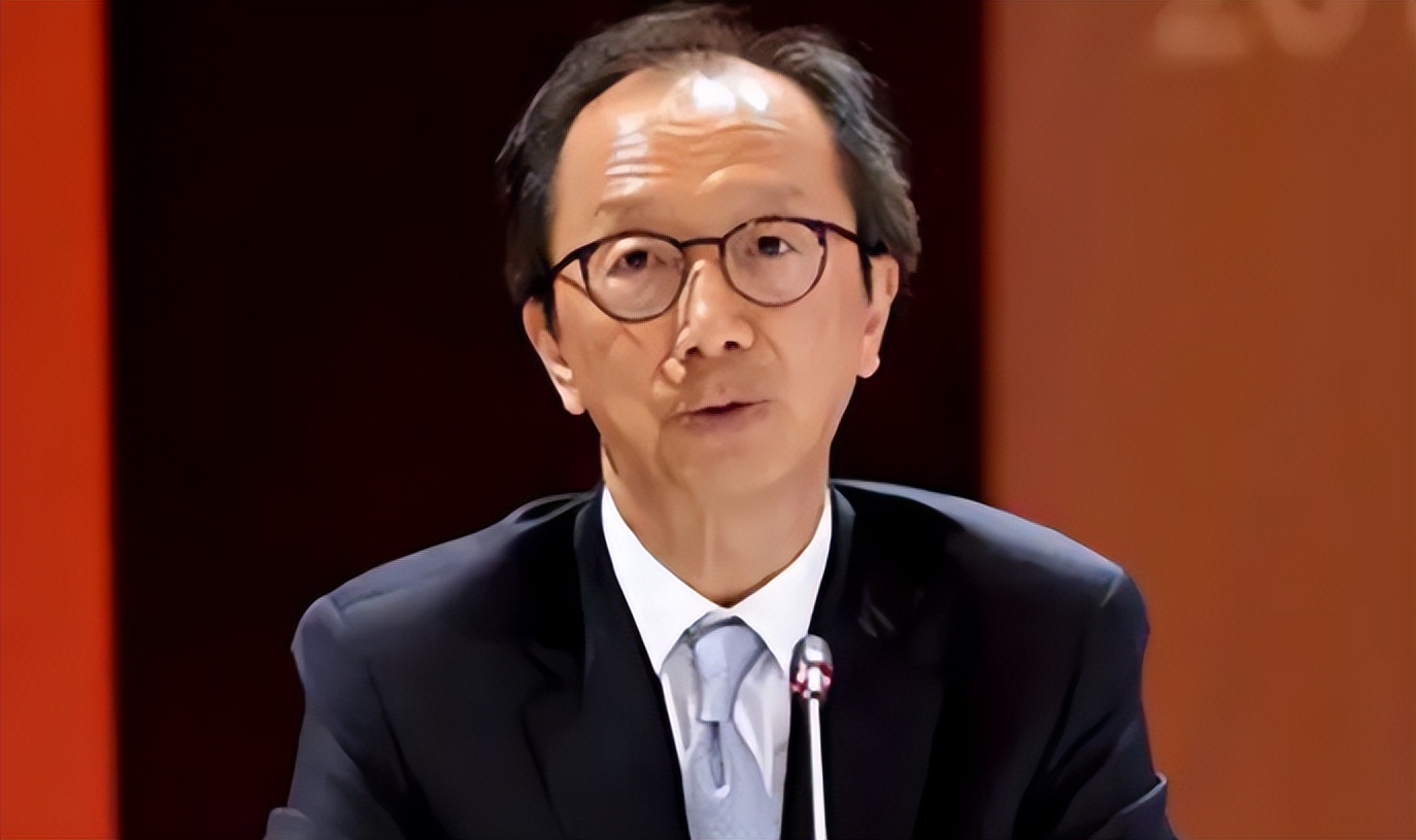 梁錦松個人資料（面對與梁錦松的26歲年齡差爭議，伏明霞回應：我喜歡成熟一點的）