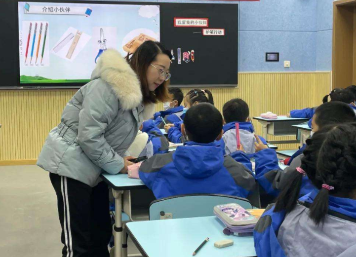 成都教师发放绩效工资，一次拿到5万元，非师范生也想去任教