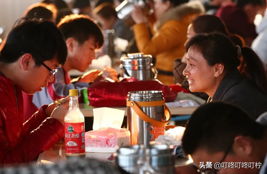 高三学生的家长可以多卑微，孩子不领情，老师看完直言心疼