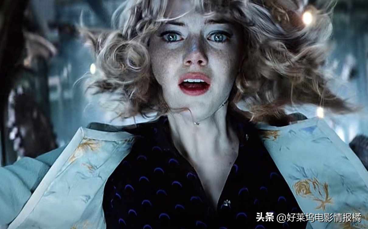 《超凡蜘蛛侠2》中,加菲版蜘蛛侠在钟楼眼瞅着自己的女友格温死在了怀