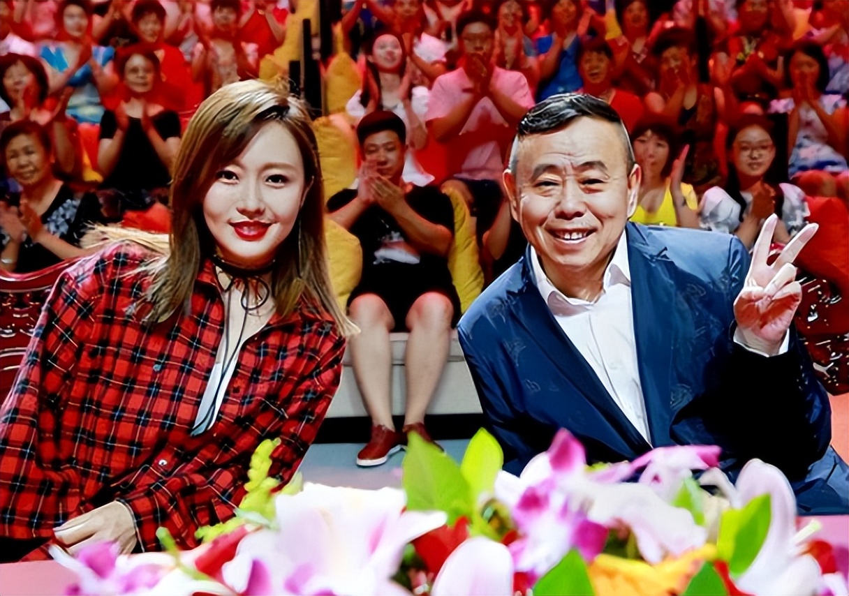 潘长江全家照曝光!65岁的他显老,妻子身材丰腴,女儿长相不随爹
