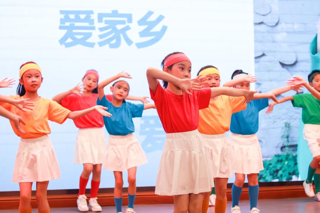 华阳实小举行“童星耀五月·艺术绽花开”群舞比赛（三四年级）