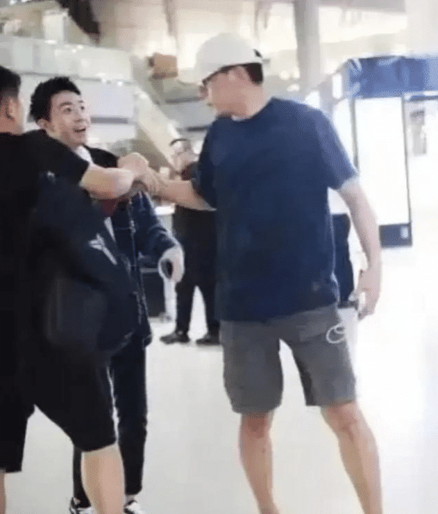 明星“装熟”被打脸有多尬？被保镖“叉出”、台上撕脸，尬到抠地