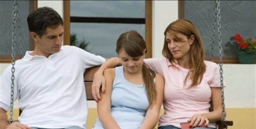 高三男生被女生约看电影，男生父亲激动偷听：我家“猪”有着落了