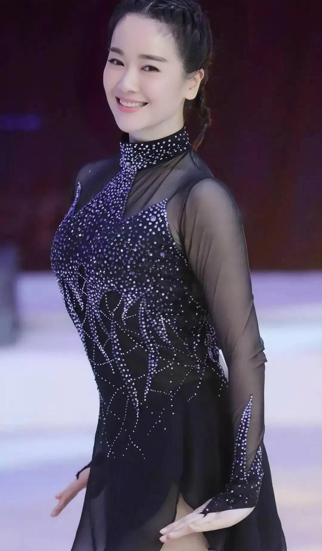 左小青腰肢柔软保养有道，美出高级感