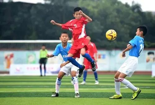 中国只有10万孩子常踢球(泱泱大国十几亿人，为什么找不出11个会踢球的？)