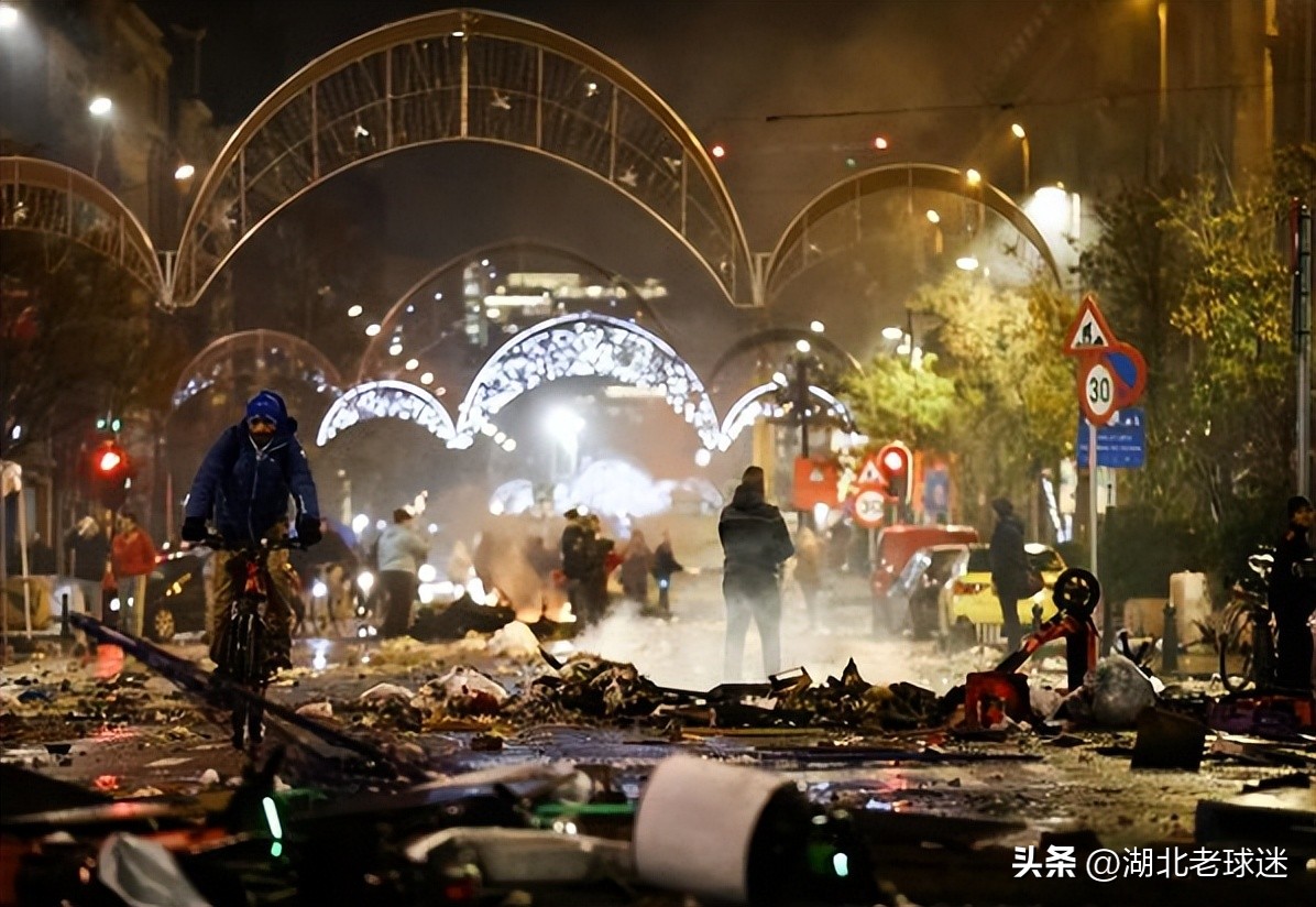 世界杯球迷打架（输球又输人！比利时和摩洛哥球迷发生斗殴，烟花满天飞，汽车被砸）