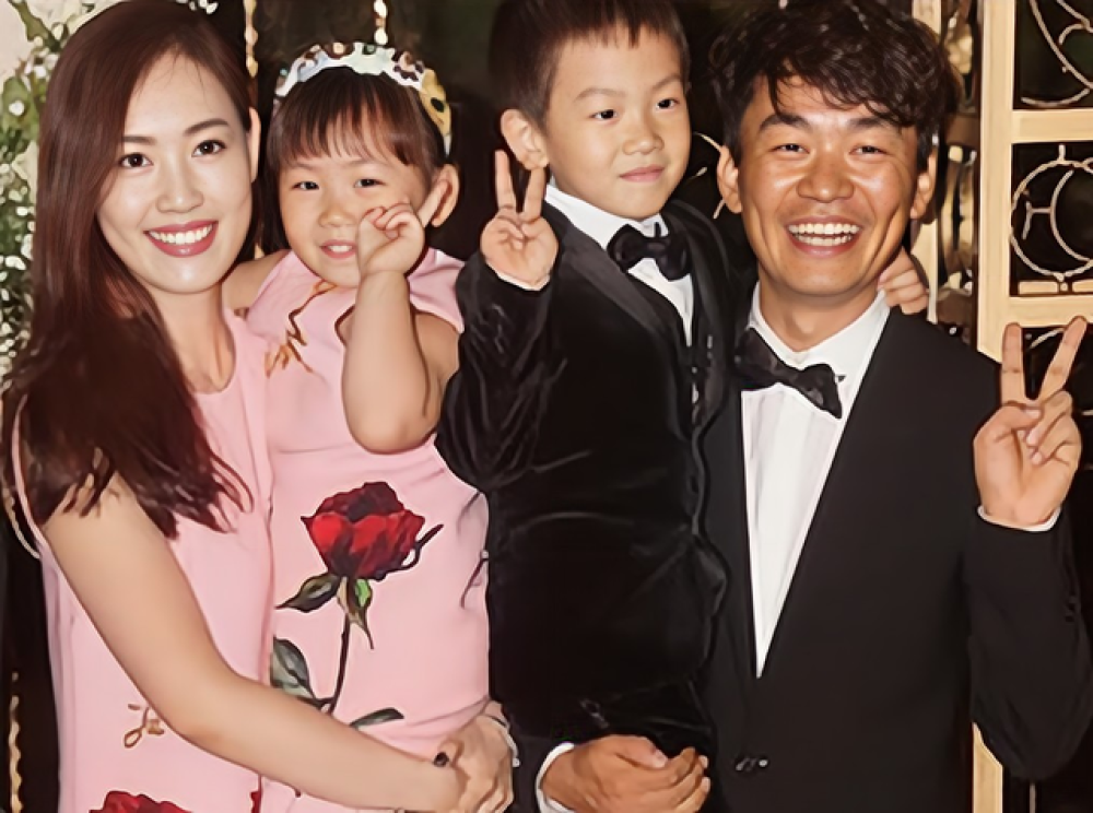 王宝强赴港看儿子,13岁儿子身高随爸,女友冯清低调跟随