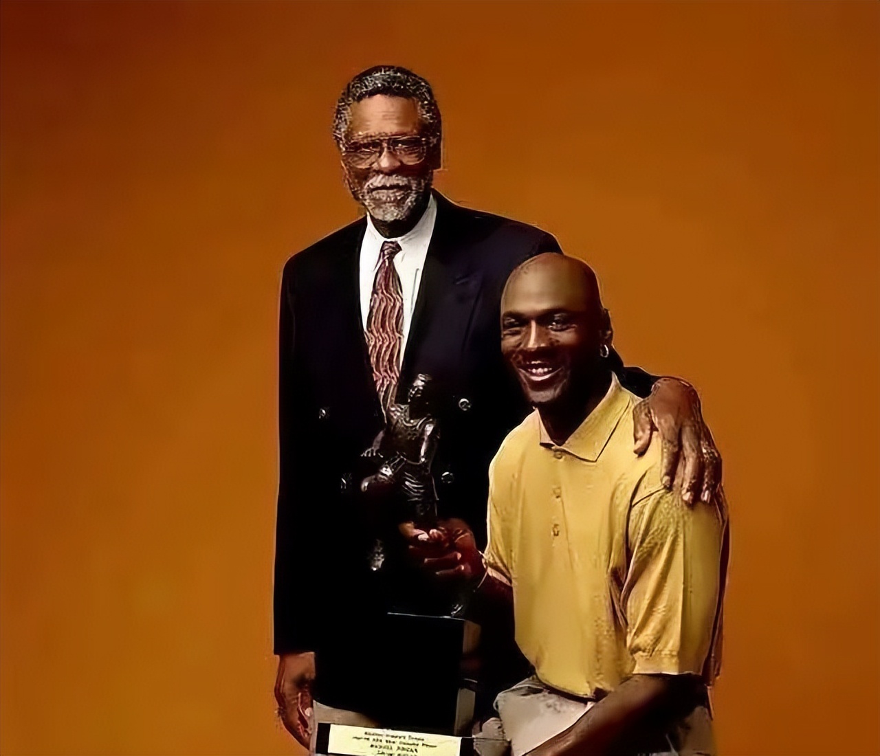 拉塞尔的球衣号码（NBA官方宣布：全联盟将退役比尔-拉塞尔的6号球衣）