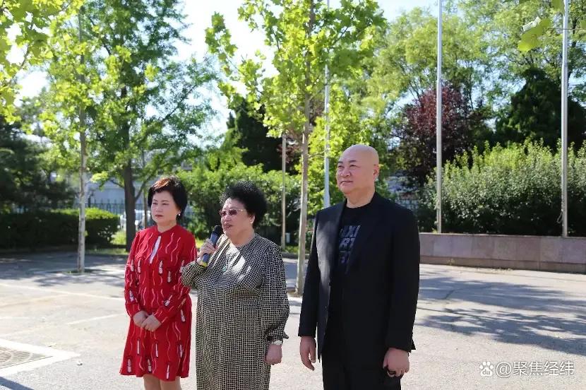 陈丽华和余秀华——趟过男人河的女人