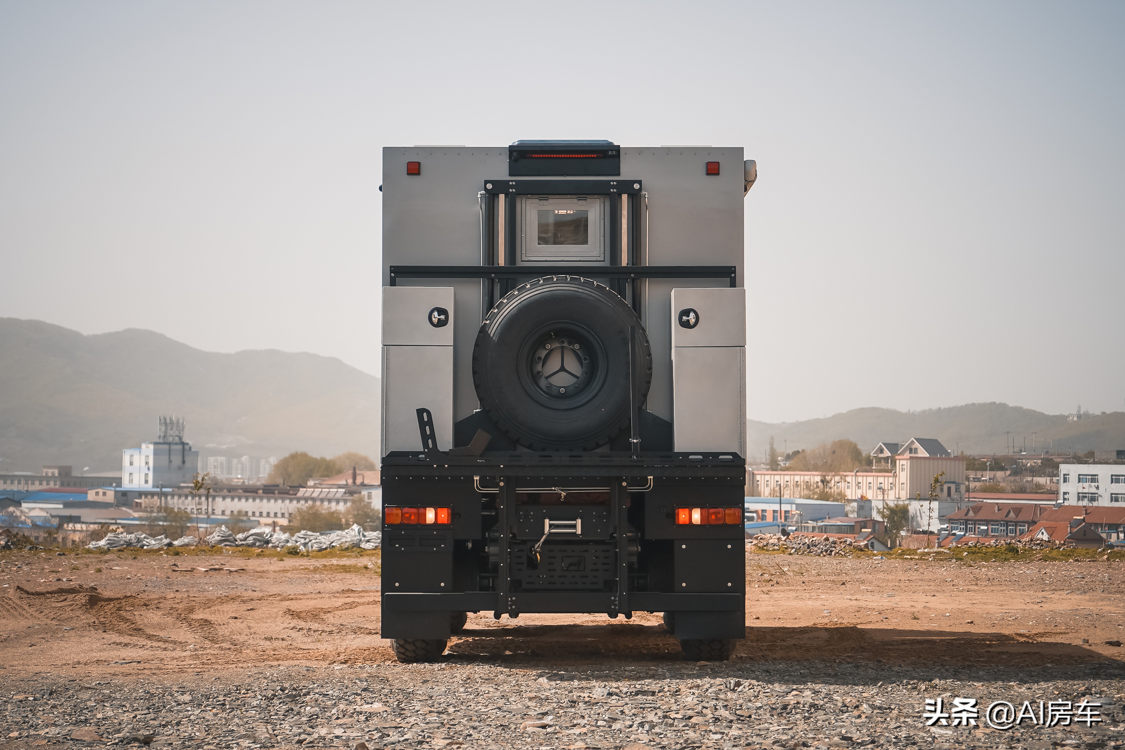 国产重汽豪沃出房车了四驱105t动力18度电带6座3床橡木家具