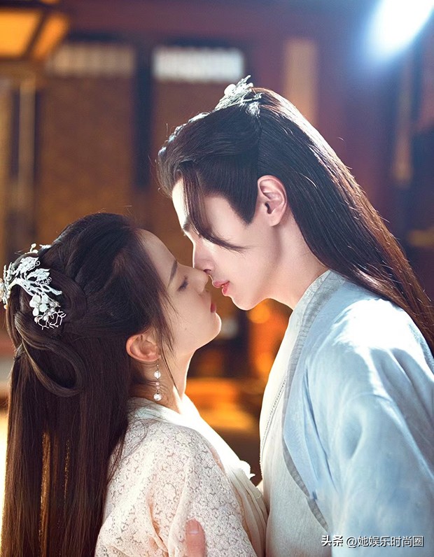 官鸿新剧《错嫁世子妃》来袭，化身腹黑傲娇王爷，女主古装太惊艳