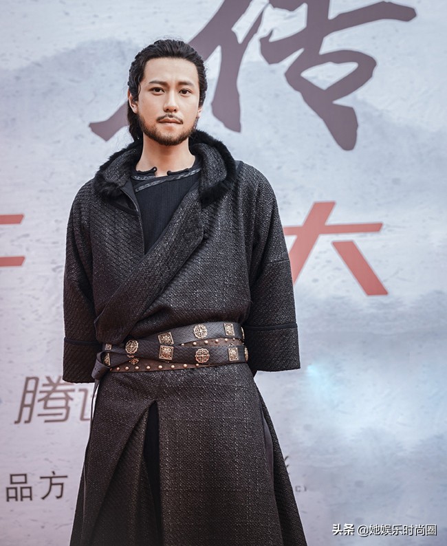 秦俊杰带来一部金庸武侠剧，化身少年英雄，坐拥两大实力女神