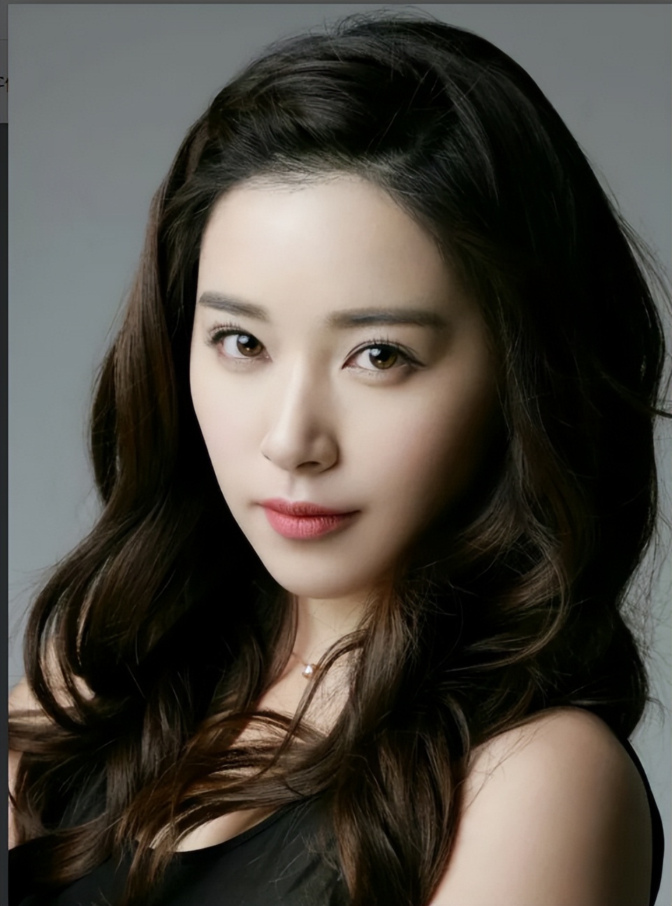 被“丑脖子”拖累的7位女星，明明长得如花似玉，合照却输太惨