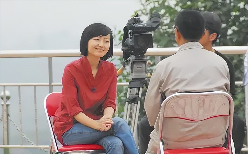 柴静：16岁上大学，23岁进央视，被迫辞职的她做错了什么？