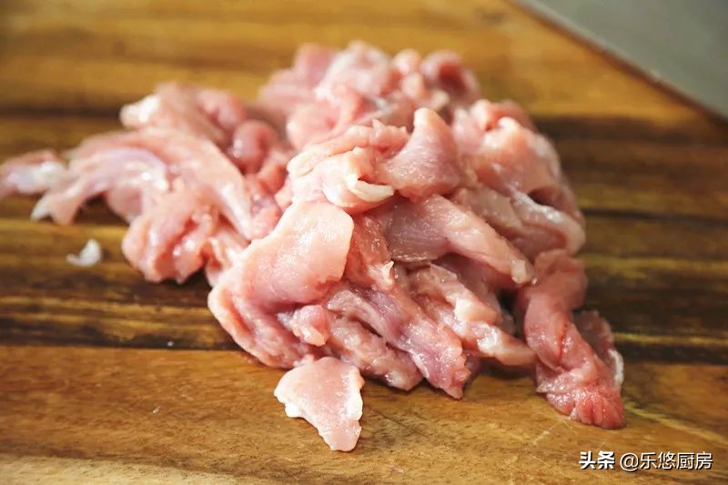 酸汤小酥肉，热热乎乎煮一锅，酸爽开胃，拌米饭能吃两碗