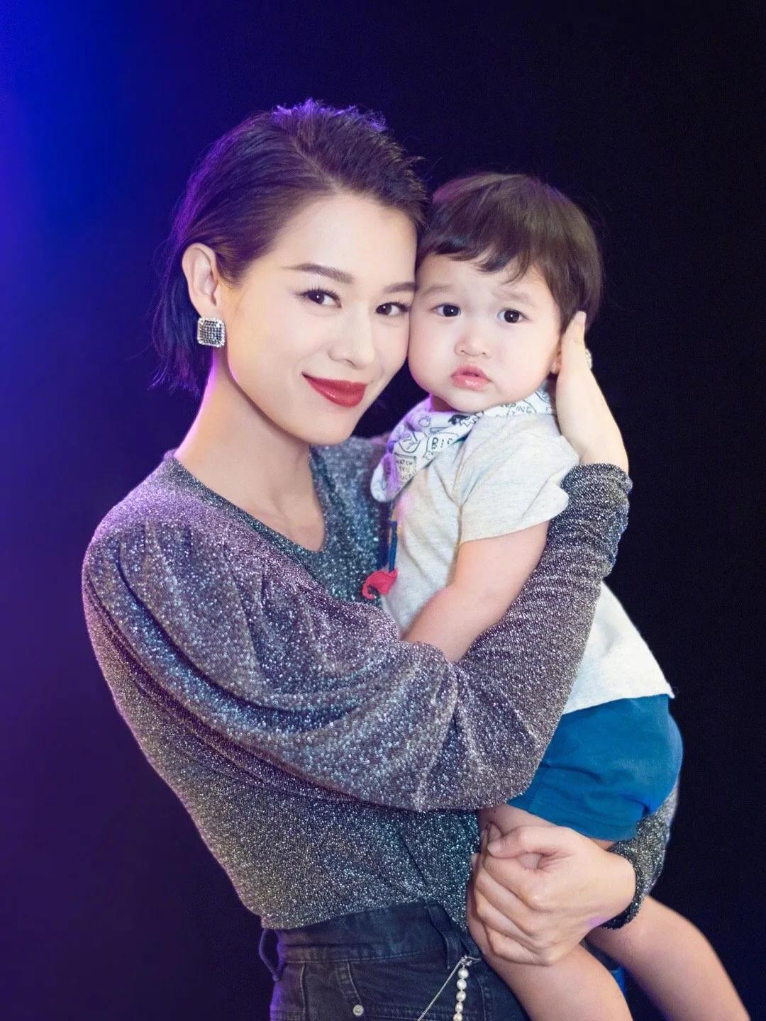 胡杏儿走红毯带娃两不误，这样的妈妈太幸福了