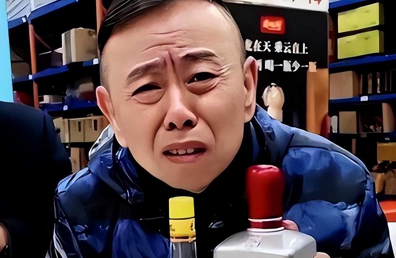 借着"潘嘎之交"的事件热度,潘长江也开始售卖"名酒".