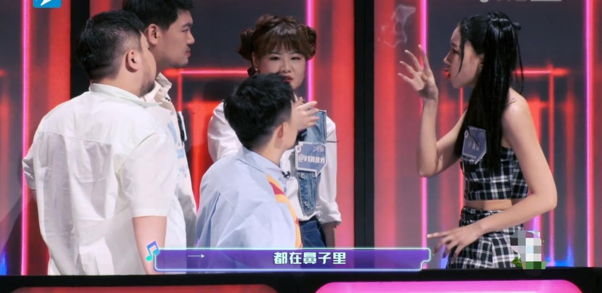 王靖雯，谢谢你让《为歌而赞》封神，也让观众看到了梁龙的高情商