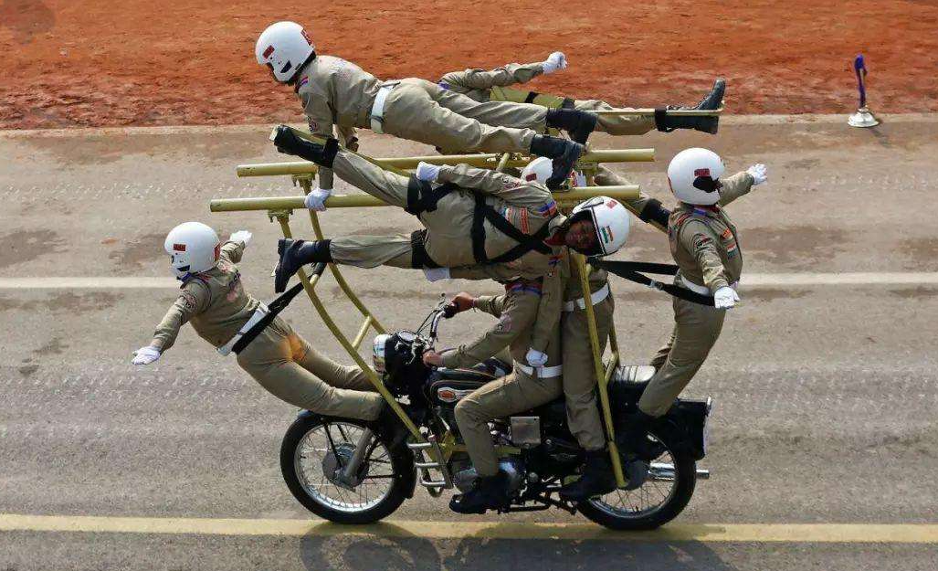 印度摩托车"火了"!一辆可载58人表演?为何被当成乐子看?