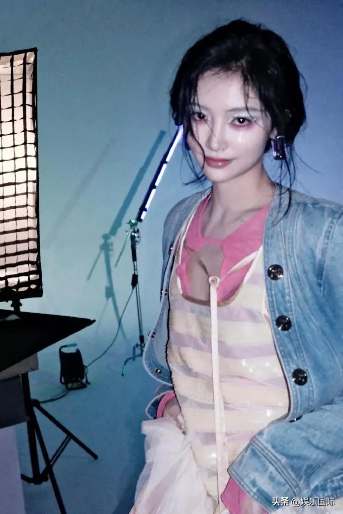 许佳琪抹胸裙秀香肩 夸张眼妆搭银发好吸睛