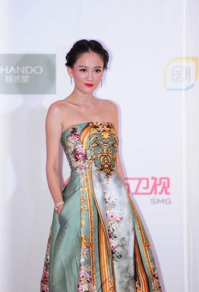 陈乔恩的气质很难超越，“窗帘布”样式的缎面裙也能驾驭，太美了