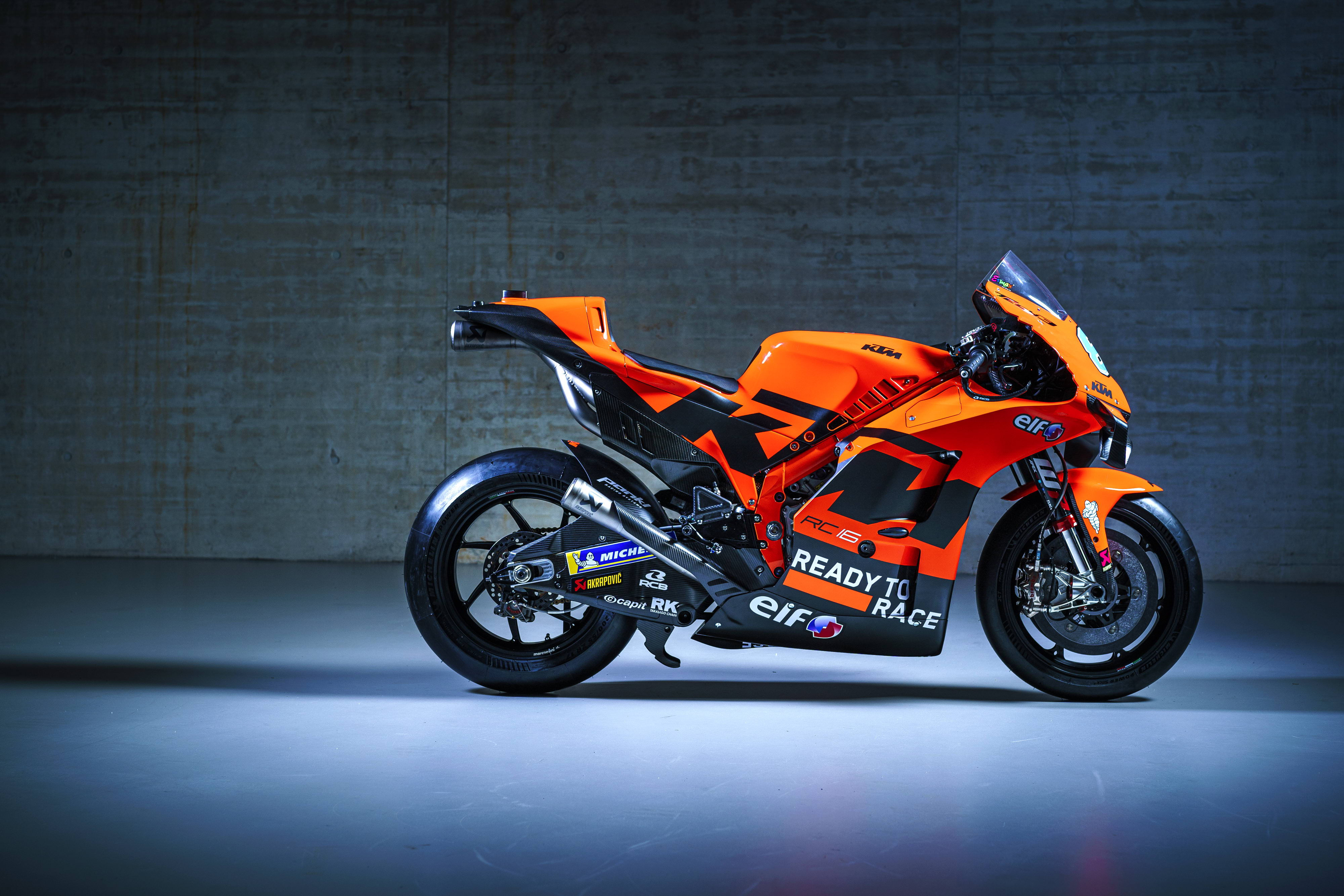 25号赛车手(MotoGP 2022：KTM MotoGP Tech3 车队的 RC16)