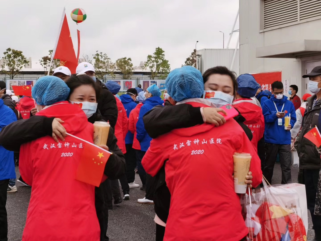同心守“滬”，奈雪的茶捐物支援上?？挂? class=
