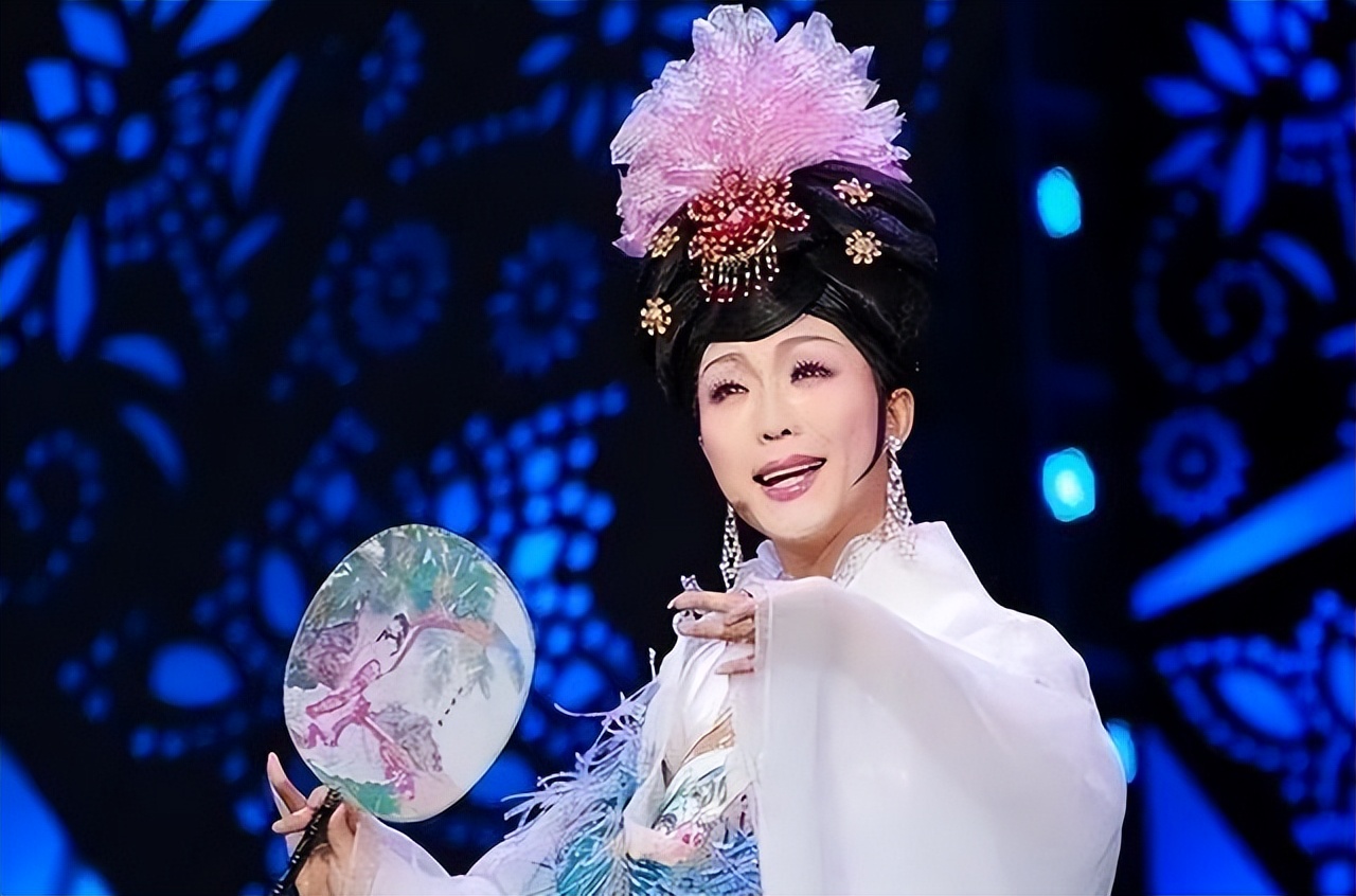 从餐厅服务员到反串顶流,穷小子李玉刚是如何实现逆袭的?